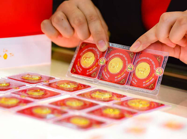 Giá vàng trong nước vẫn neo cao ở mức 56 triệu đồng/lượng