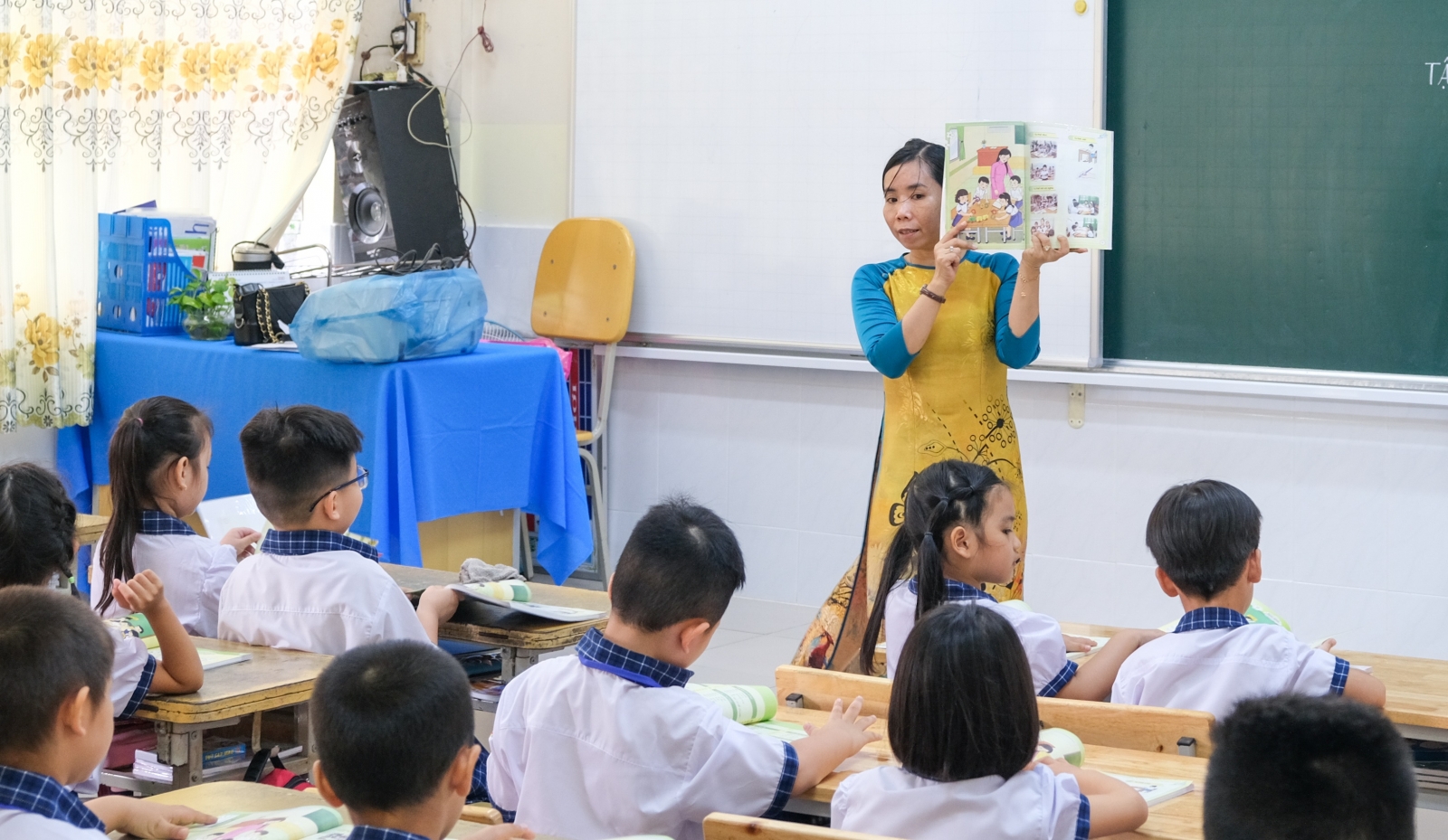 Giải pháp nâng chất đội ngũ nhà giáo đáp ứng CTSGK mới