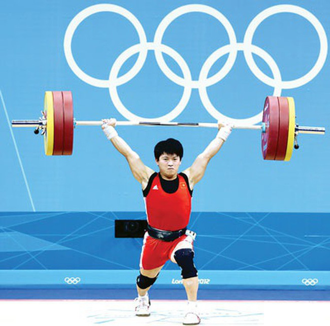Lực sĩ Việt Nam bất ngờ có huy chương Olympic... sau 8 năm