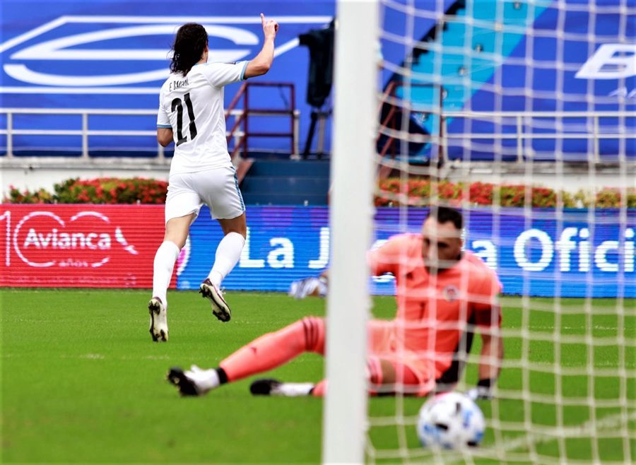 Tiền đạo Man Utd ghi bàn, Uruguay đè bẹp chủ nhà Colombia 3-0