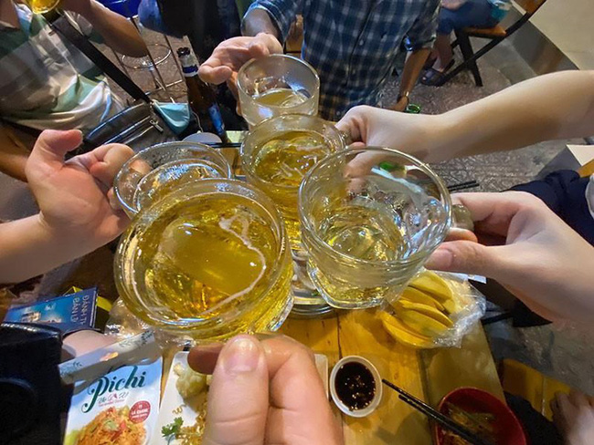 Từ 15/11:  Phạt người đứng đầu cơ quan nếu để nhân viên uống bia, rượu trong giờ làm việc