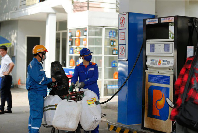 Xăng tăng giá hơn 600 đồng/lít từ chiều 26/11