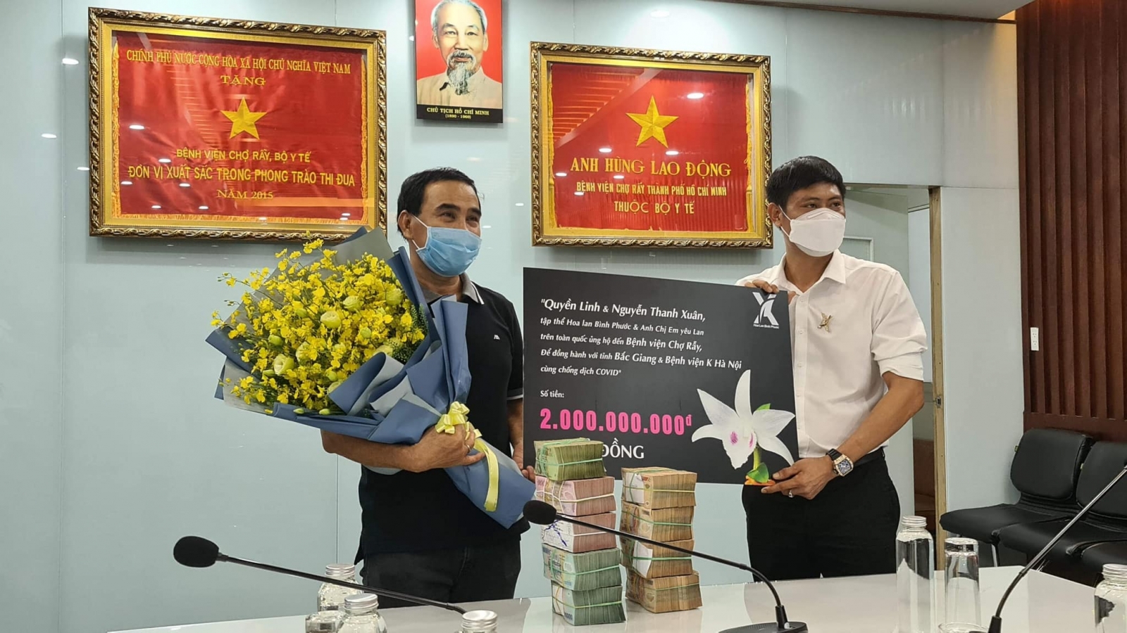 MC Quyền Linh trao 2 tỷ đồng ủng hộ chống dịch Covid-19