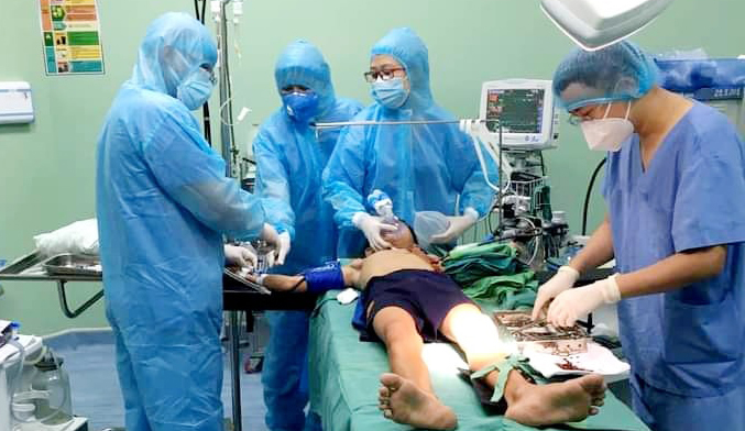 Bé trai Hà Tĩnh bị thanh sắt dài 1m đâm xuyên phổi