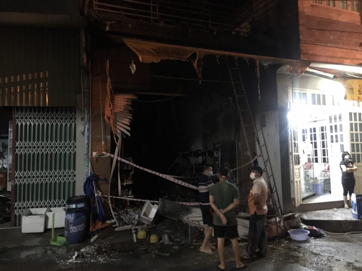Cháy tiệm tạp hoá, vợ chồng quê Nghệ An – Hà Tĩnh cùng con, cháu ṭử voṇg