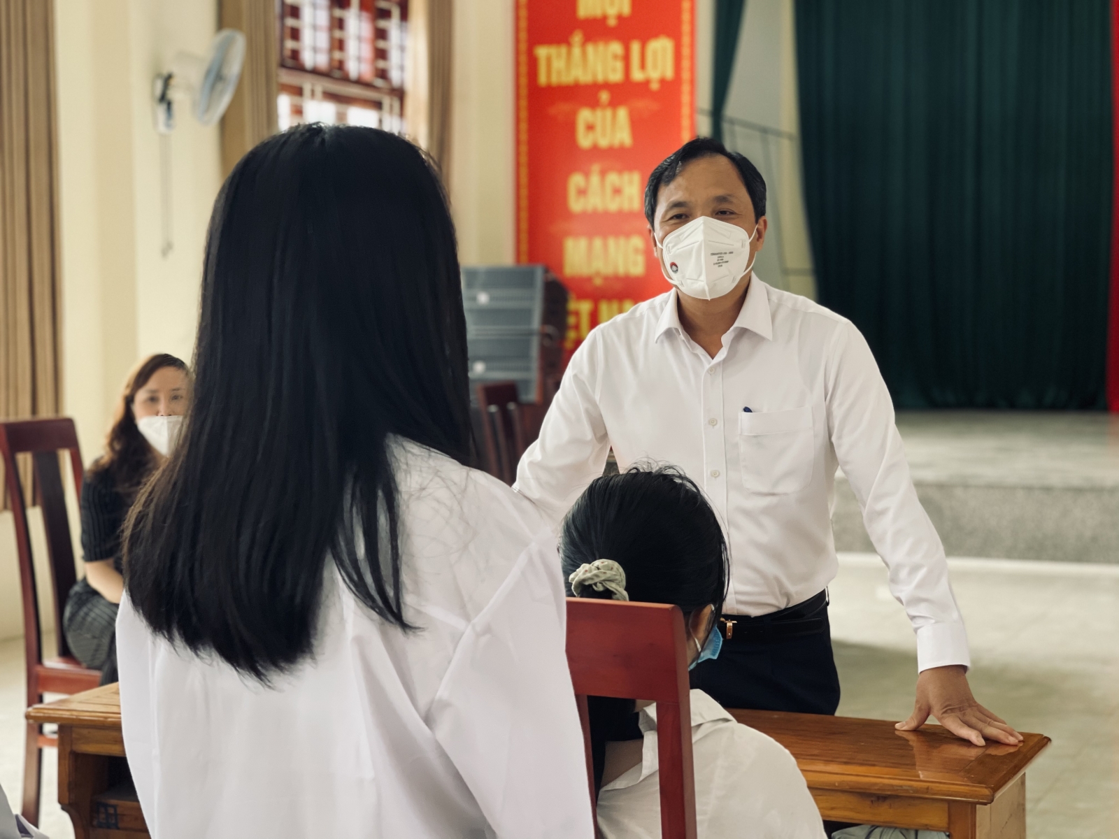 Hà Tĩnh: Lãnh đạo tỉnh tặng quà học sinh tại làng trẻ SOS nhân dịp khai giảng năm học mới