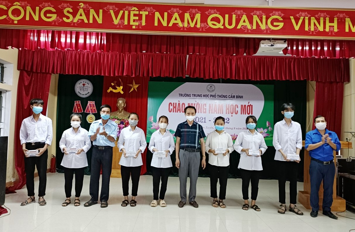 Hà Tĩnh: Trường THPT Cẩm Bình tặng điện thoại hỗ trợ học sinh khó khăn học trực tuyến