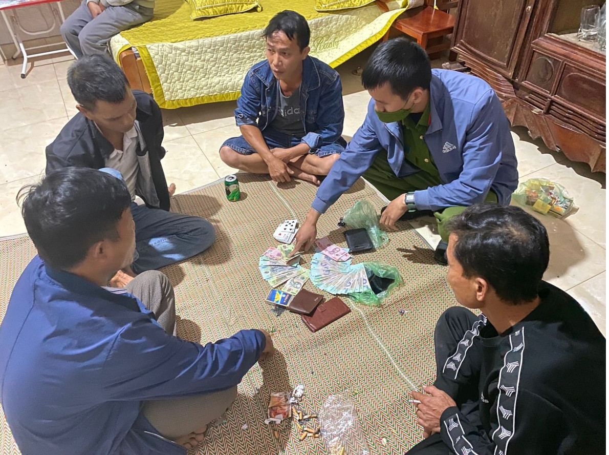 Bắt quả tang 4 đối tượng đang đánh bạc ở Đức Thọ