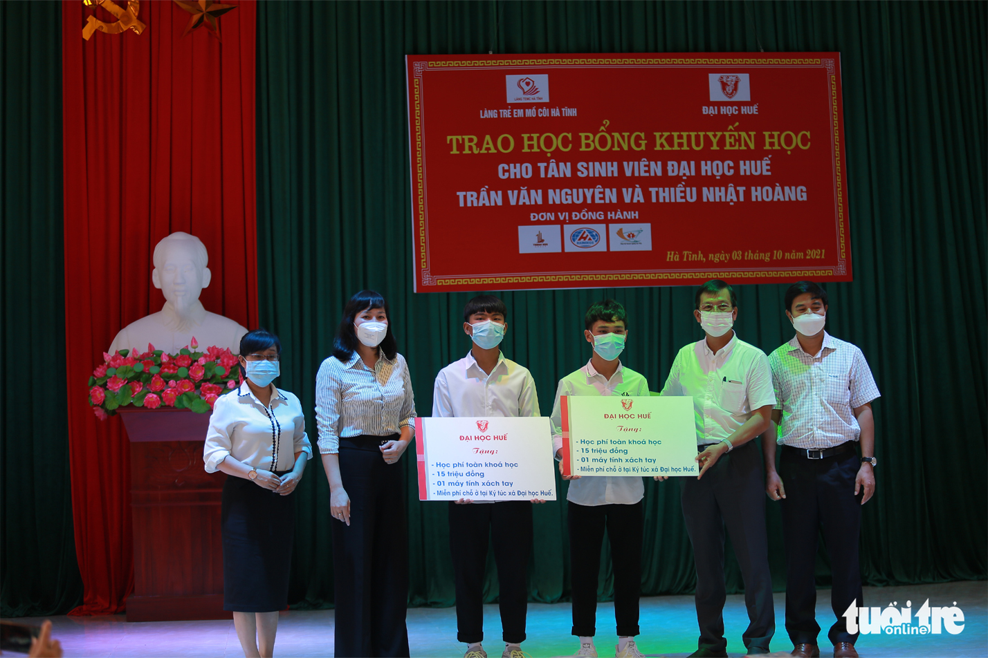 Đôi bạn mồ côi ở Hà Tĩnh nhận thêm 80 triệu đồng