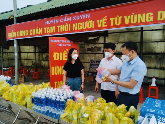 Hà Tĩnh: Huyện Cẩm Xuyên lập điểm hỗ trợ người dân về từ các tỉnh phía Nam
