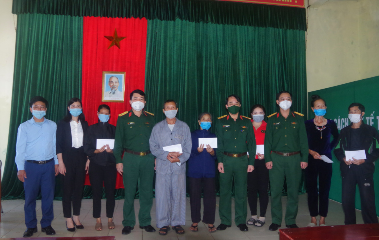 Hà Tĩnh: Thăm, tặng quà các gia đình từng trực tiếp tham gia mở đường Hồ Chí Minh trên biển