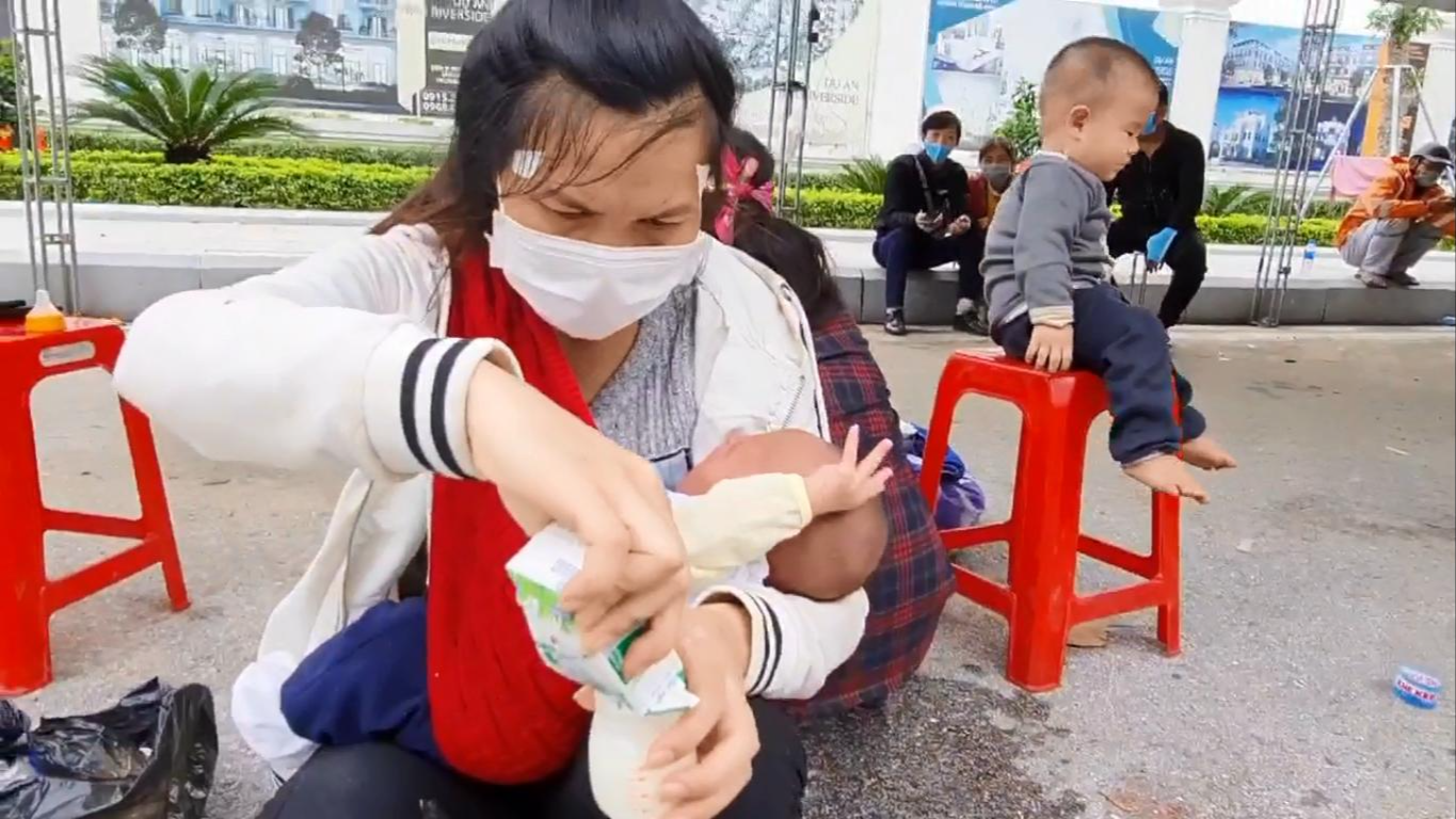 Hết tiền, chồng livestream nhờ mẹ hướng dẫn đỡ đẻ cho vợ