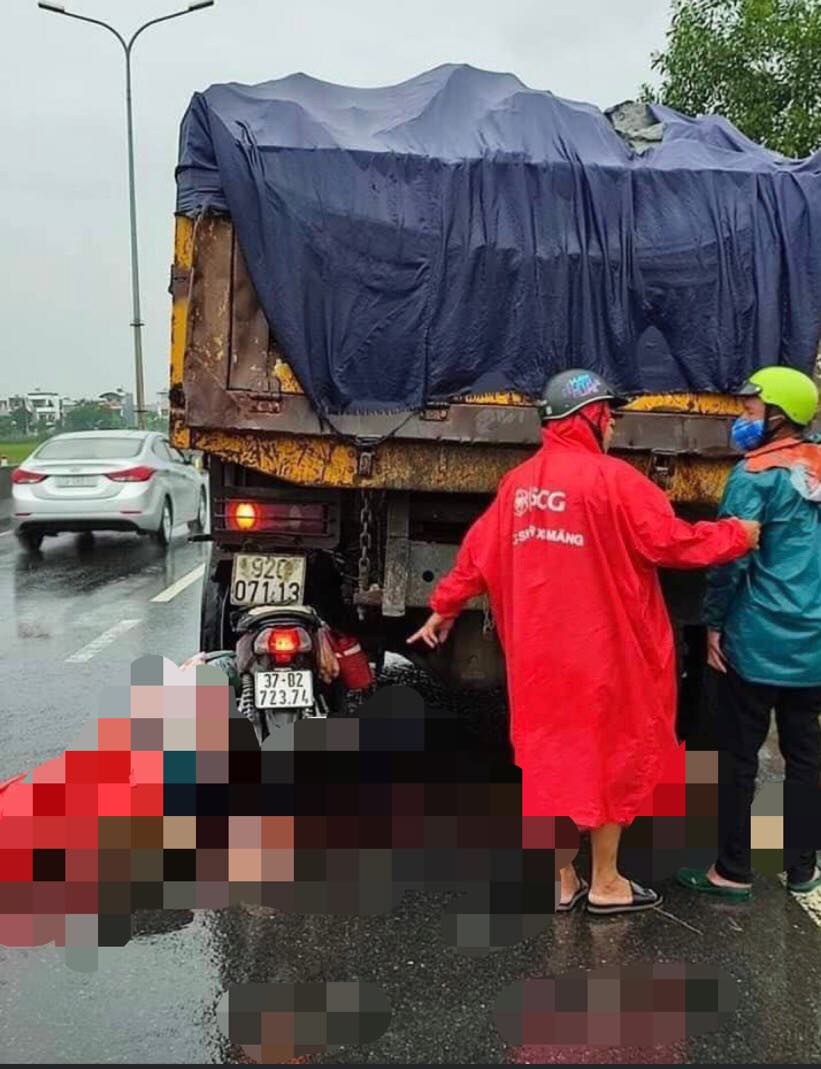 Một người điều khiển xe BKS Nghệ An gặp TNGT ṭử voṇg trên đường về quê
