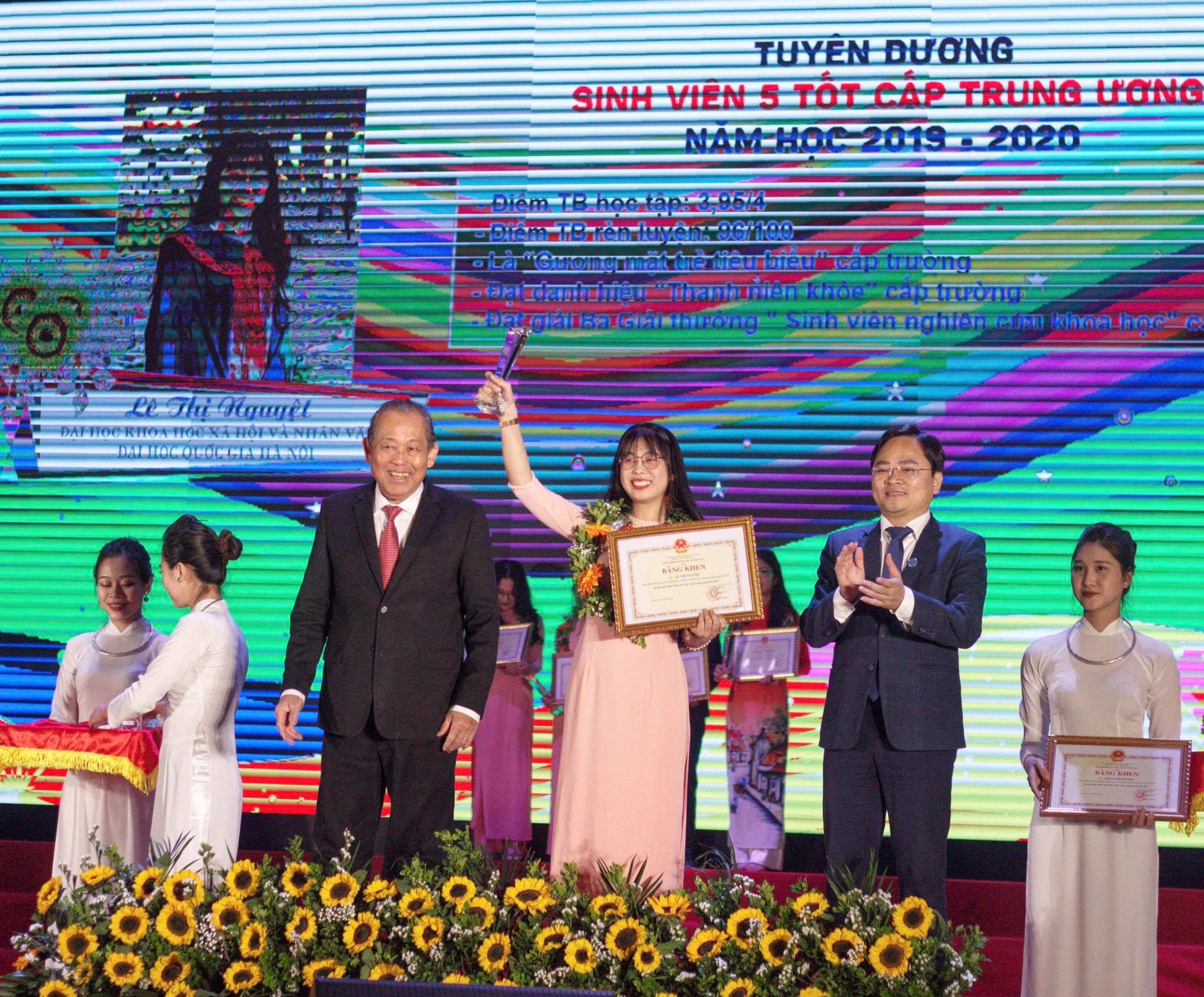 Nữ sinh Hà Tĩnh tốt nghiệp thủ khoa với 44 môn học đạt điểm A và A+