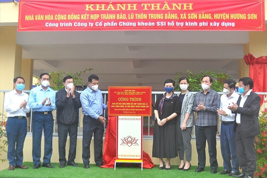 Nguyên Chủ tịch nước Trương Tấn Sang tặng quà cho nhân dân Hà Tĩnh