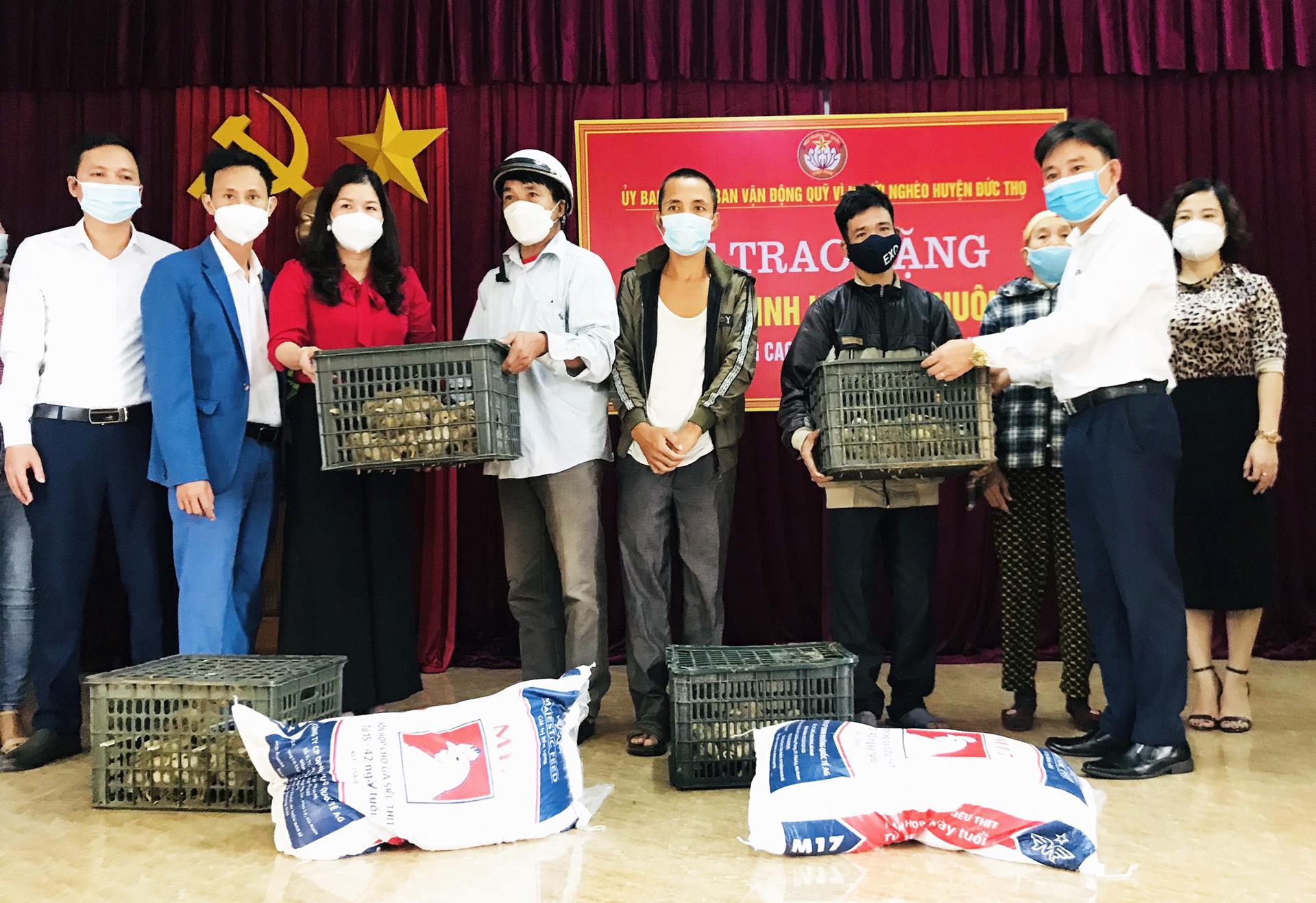 Đức Thọ: Trao tặng 65 mô hình sinh kế cho hộ nghèo.
