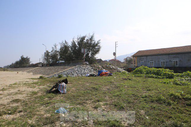 Ông Nguyễn Thành (trú xã Cương Gián, huyện Nghi Xuân) cho hay, nhiều lần chứng kiến xe máy, ô tô con đi trên đường đê biển, khi hết đoạn đê đã làm phải quay đầu lại vì phía trước là đường cụt. Đê biển đưa vào sử dụng được khoảng hơn 1 năm nay, nhưng mới làm được một nửa