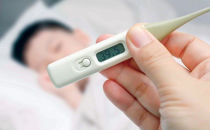 Những sai lầm thường gặp khi trẻ bị sốt cao do COVID-19. Ảnh minh họa: LĐO