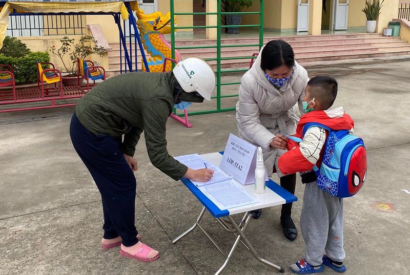 Trường Mầm non Thanh Thủy (Thanh Hà, Hải Dương) kiểm soát sức khỏe học sinh ở trường lớp và gia đình để duy trì sĩ số. Ảnh: NTCC