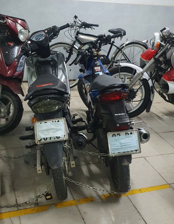 Các đối tượng này đã dùng khẩu trang y tế che kín biển số xe. (ảnh: CA cung cấp)