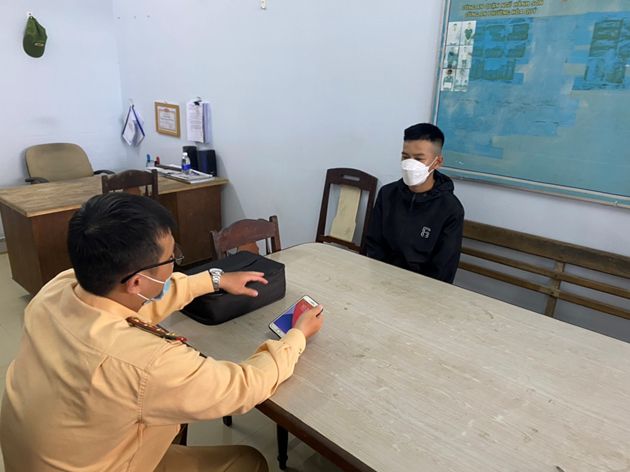 Lực lượng chức năng làm việc với một thiếu niên trong nhóm đối tượng. (ảnh: CA cung cấp)