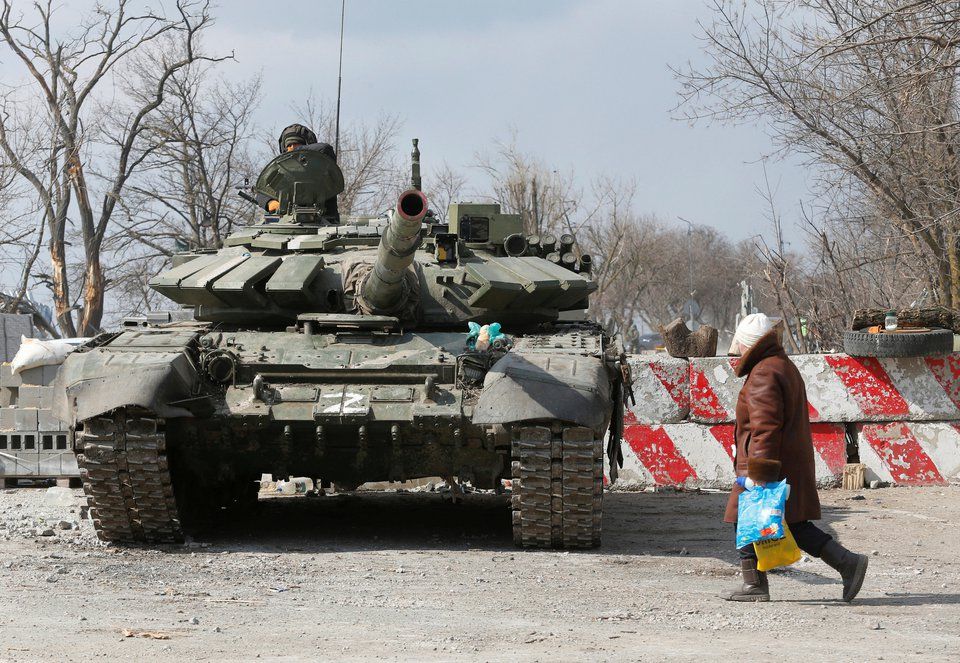 Một xe tăng của quân đội Nga trên đường phố Mariupol, ngày 18/3. Ảnh: Reuters.