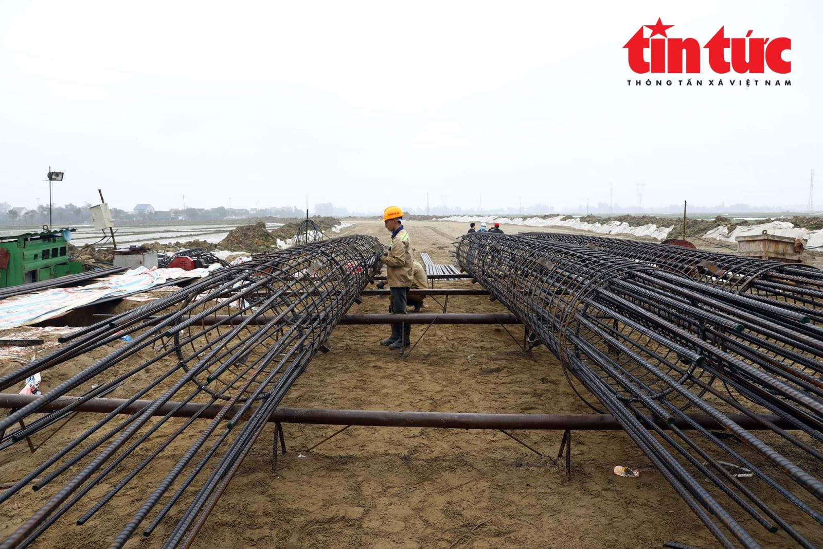 Giá thép xây dựng hiện đã tăng tới 20 - 30% so với đơn giá ký kết hợp đồng, khiến các nhà thầu đoạn Diễn Châu - Bãi Vọt phải tính toán dự phòng.
