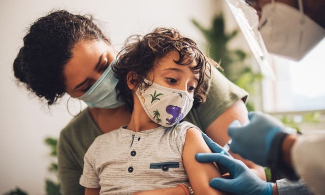 Tiêm vaccine COVID-19 có ảnh hưởng đến sức khoẻ sinh sản của trẻ?
