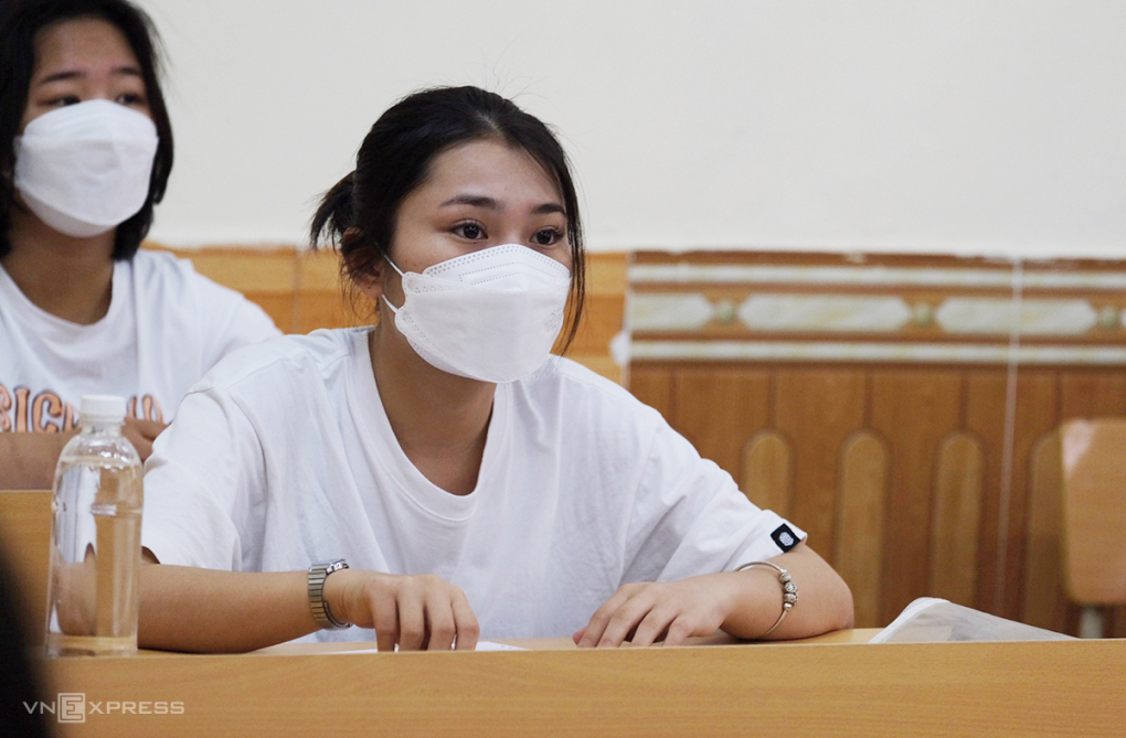 Thí sinh dự thi môn Toán kỳ thi đánh giá năng lực của Đại học Sư phạm Hà Nội sáng 7/6. Ảnh: Dương Tâm