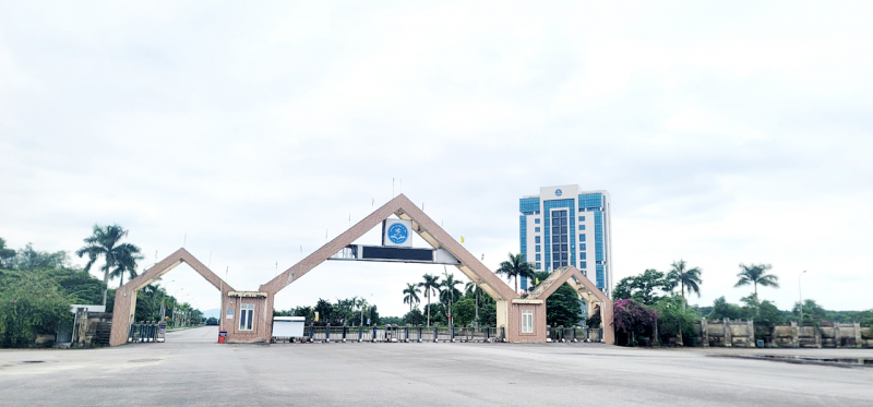 Bị xếp loại không hoàn thành nhiệm vụ vì... chưa học tiến sĩ