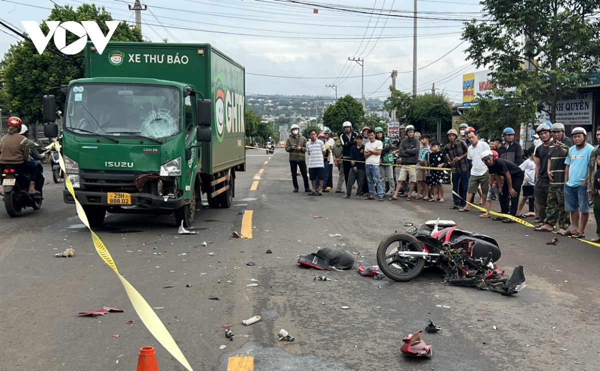 Va chạm với xe thư báo, 2 vợ chồng lớn tuổi đi xe máy tử vong