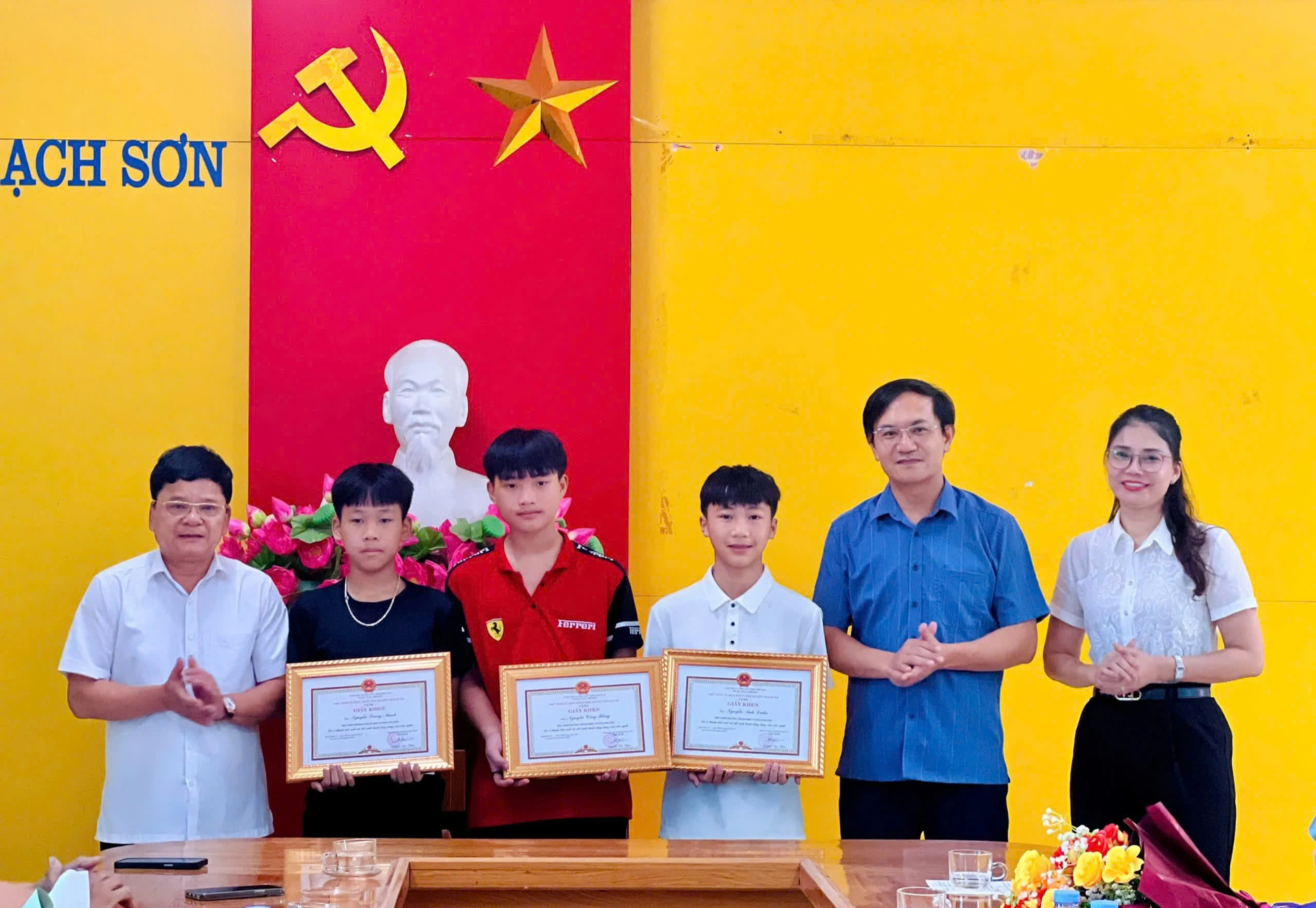 3 nam sinh lớp 8 dũng cảm lao xuống sông cứu hai em nhỏ đuối nước