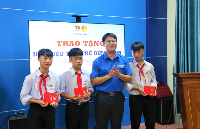 Cứu 2 em nhỏ đuối nước, 3 nam sinh được trao Huy hiệu “Tuổi trẻ dũng cảm”