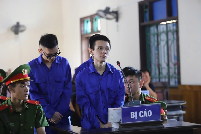 Dùng kéo đâm thượng uý công an xã tử vong, bị cáo lãnh án tử hình