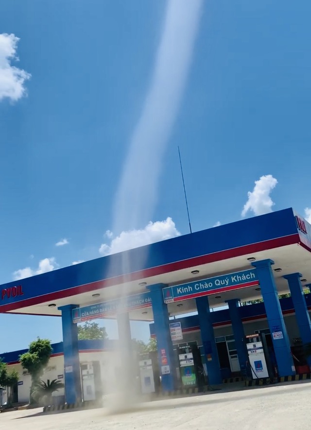 Hà Tĩnh: Xuất hiện lốc xoáy giống vòi rồng trước mưa