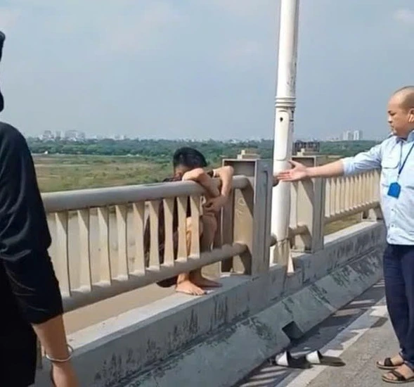 Lái xe buýt kịp thời ngăn nam thanh niên định nhảy cầu Vĩnh Tuy tự tử