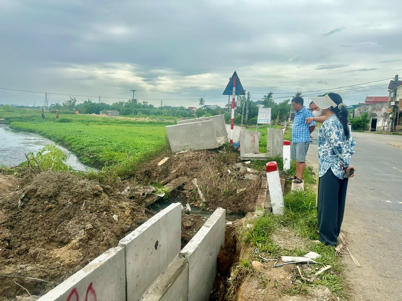 Xây dựng mương thoát nước không đồng bộ: Dân lo ô nhiễm môi trường
