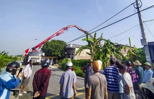 Cần bơm bê-tông gãy đè chết một người đàn ông