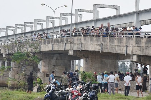 Hà Tĩnh: Ngồi chơi ở chân cầu bị ngã rơi xuống sông Nghèn, một thiếu niên bị đuối nước