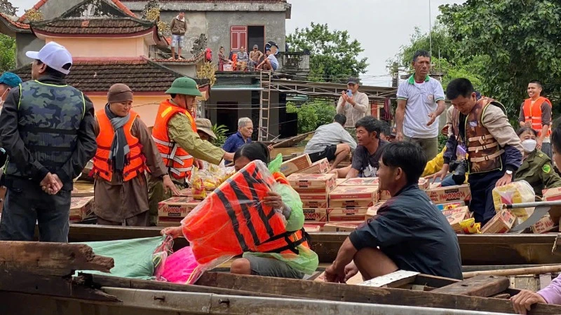 Hỗ trợ các gia đình bị ảnh hưởng bão số 6 và hoàn lưu sau bão tại tỉnh Quảng Bình