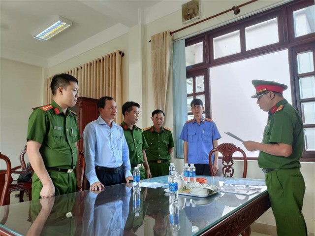 Khởi tố, bắt tạm giam Phó Chủ tịch UBND huyện, Trưởng phòng, chuyên viên,...