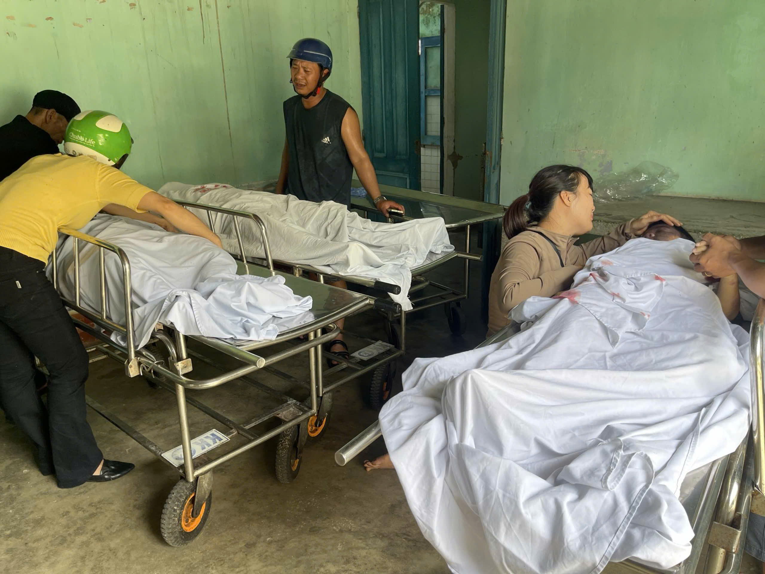 Mẹ ôm thi thể con khóc ngất trong vụ lật xe tải chở dăm gỗ khiến 3 người tử vong