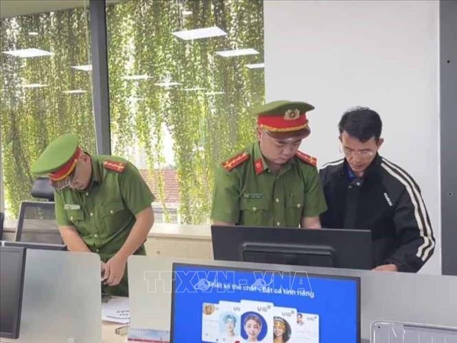 Vợ chồng lãnh đạo ngân hàng lừa đảo 61 tỷ đồng