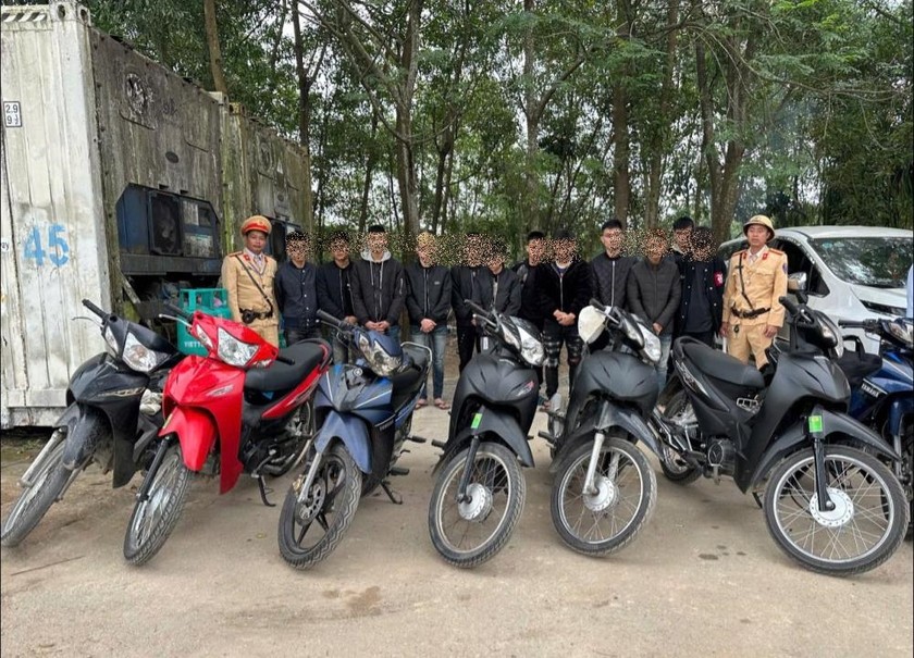 12 thanh niên điều khiển xe máy "đi đón bạn ra tù" gây náo loạn từ Nghệ An vào Hà Tĩnh