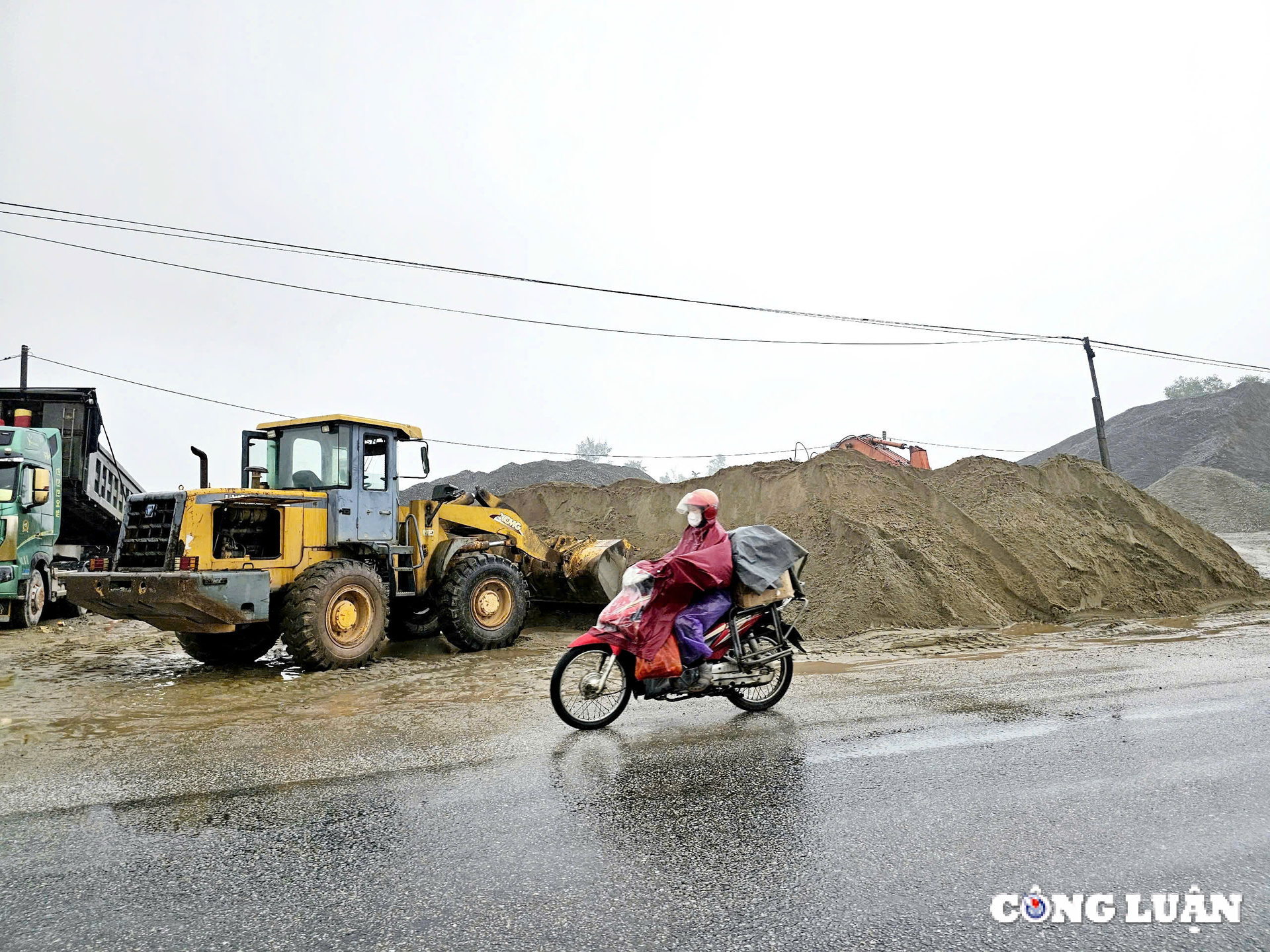 Cẩm Xuyên (Hà Tĩnh): Bãi vật liệu xây dựng trái phép bên quốc lộ gây mất an toàn giao thông