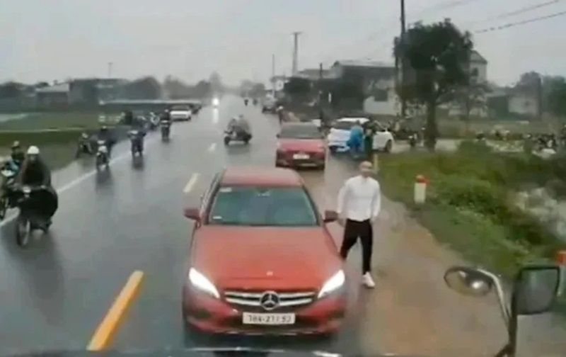 Tài xế xe Mercedes dừng ngược chiều bị tước bằng lái