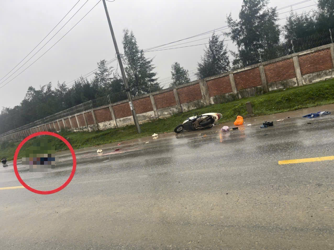 Va chạm xe đầu kéo chở vật liệu, người phụ nữ tử vong thương tâm