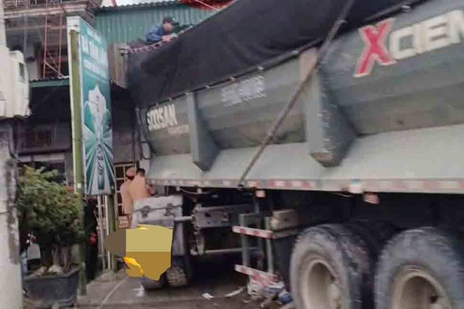 Xe đầu kéo lao lên vỉa hè, đâm vào nhà dân