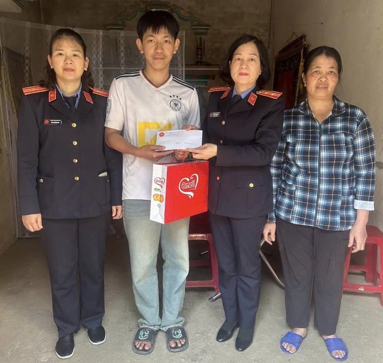 Các đơn vị VKSND tỉnh Hà Tĩnh chăm lo Tết cho người nghèo