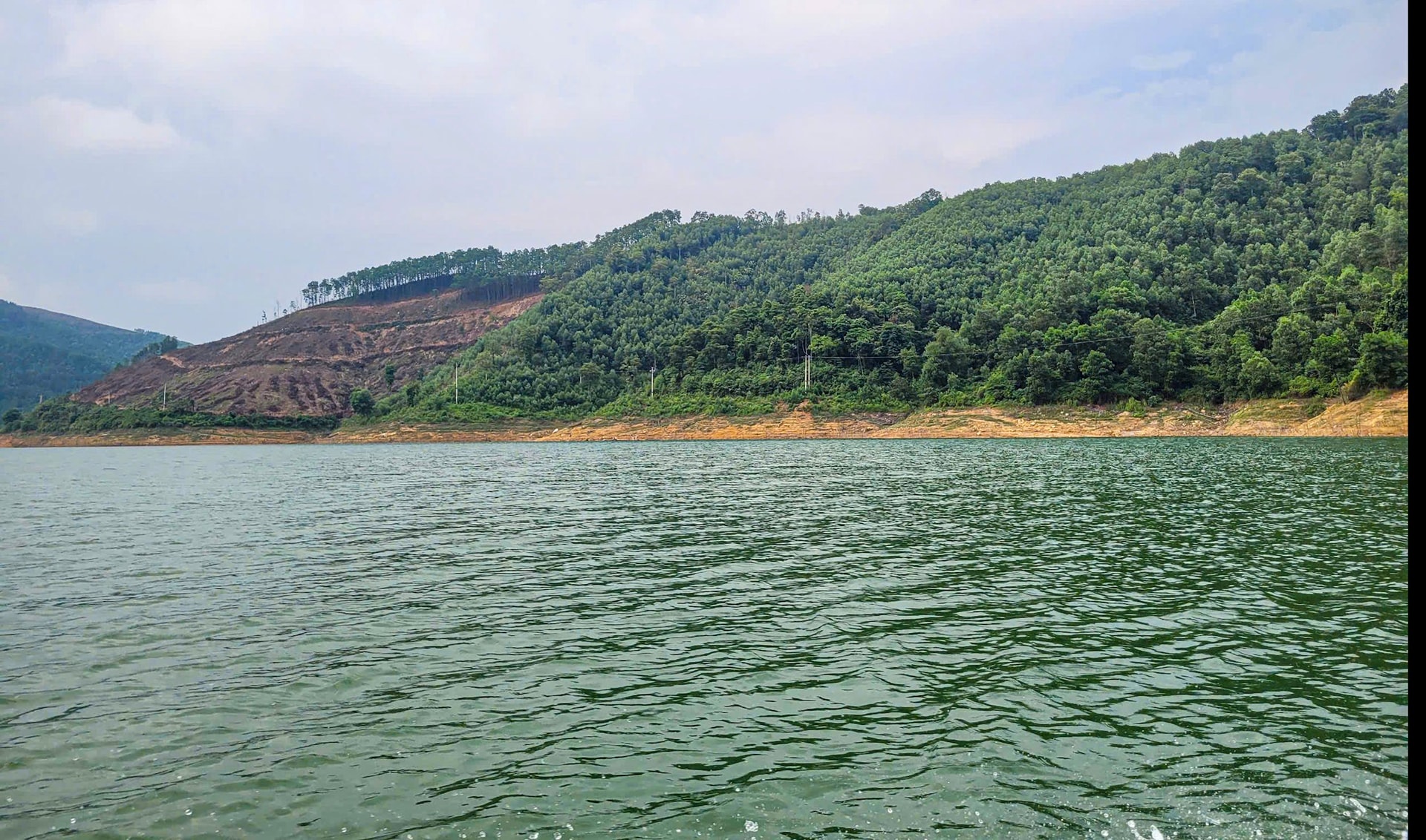 Ngắm ‘đảo khỉ’ giữa lòng hồ Ngàn Trươi